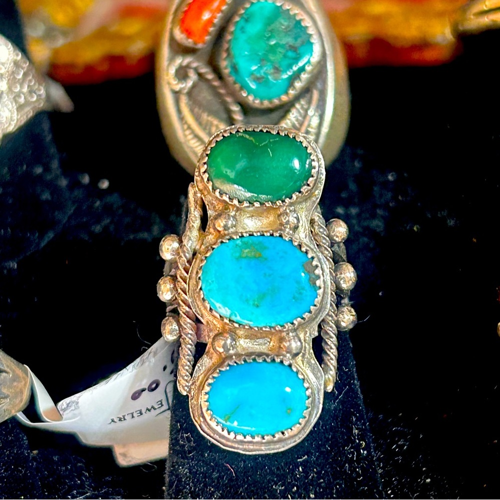 Three stone rope raindrop ring